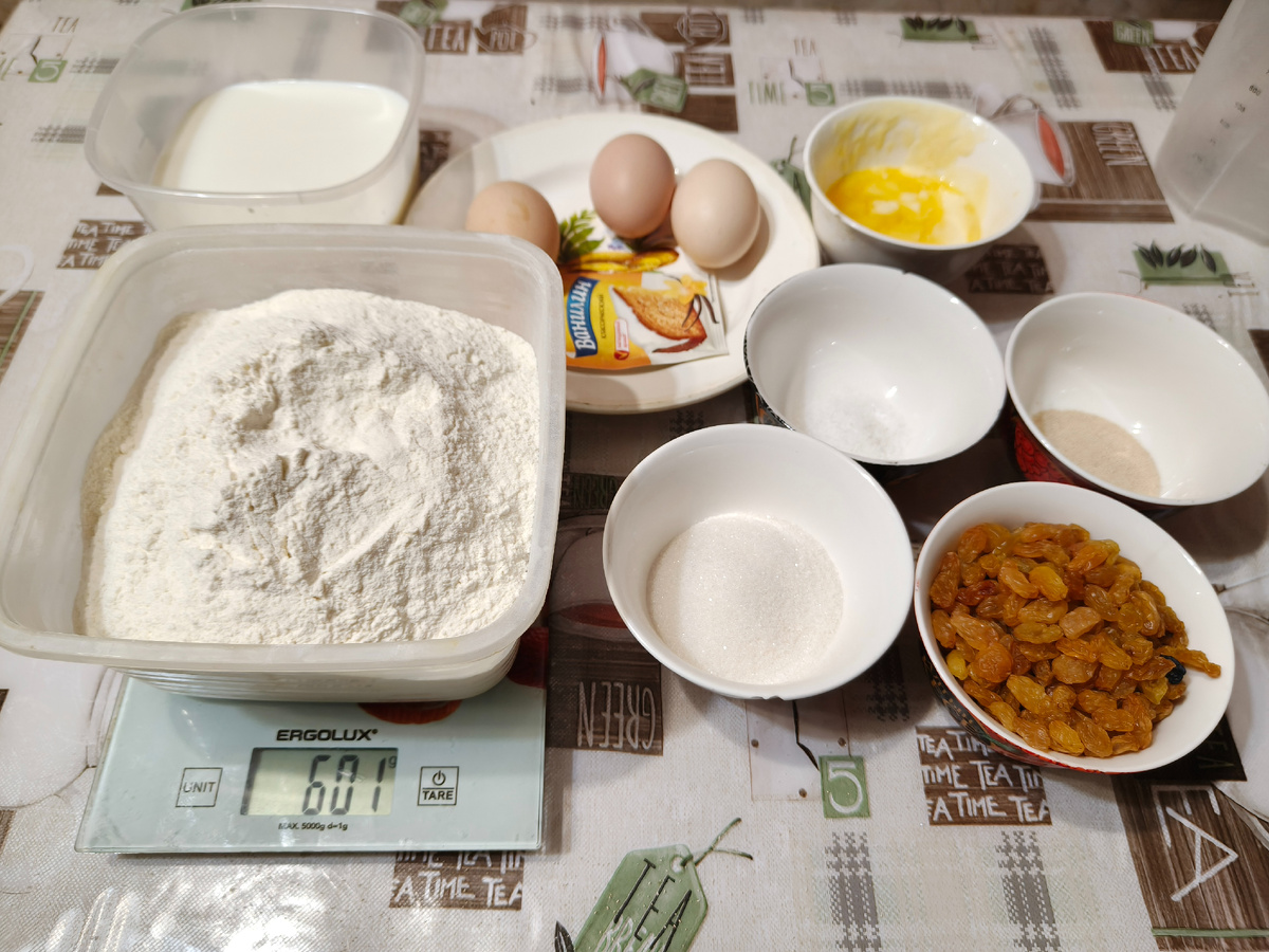 Для кулича нам понадобятся: яйца, соль, сахар, молоко, масло сливочное, изюм, мука и дрожжи сухие.