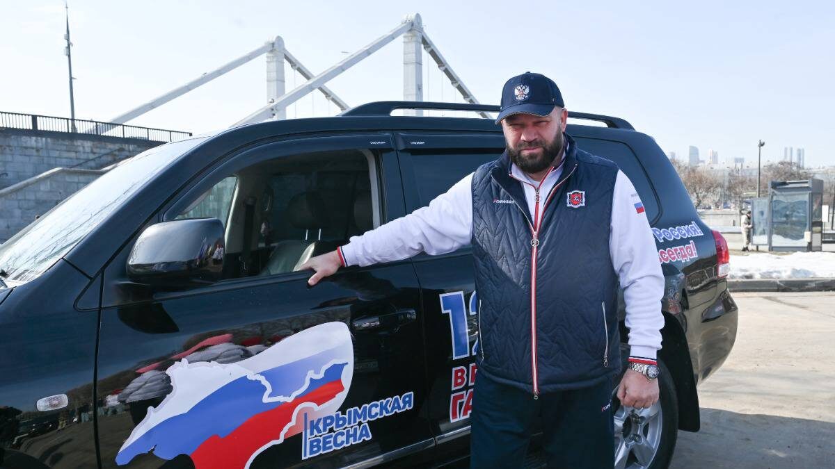    Участник автопробега «Крым — Россия! Навсегда» Руслан Шаров проехал половину России, чтобы оказаться в Москве / Фото: Александр Кочубей / Вечерняя Москва