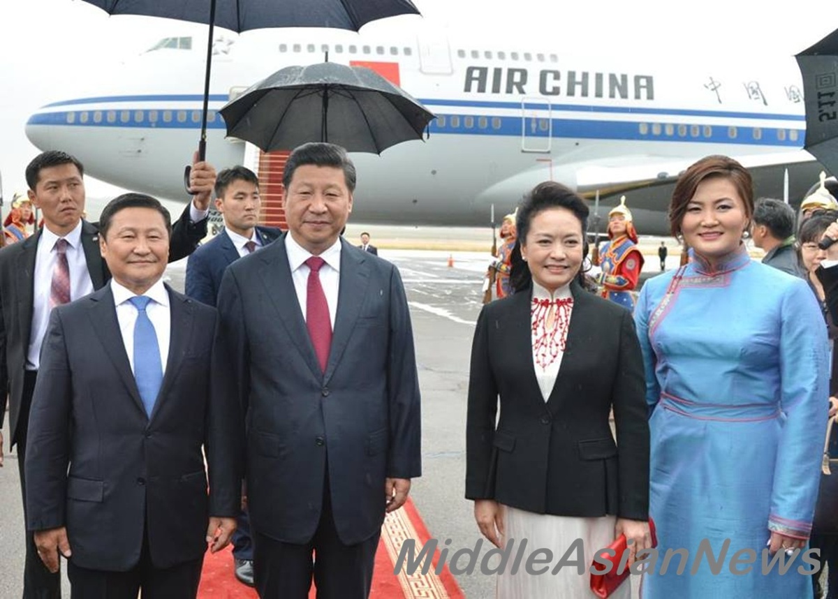Си Цзиньпин и его жена Пэн Ли-юань были встречены тогдашним премьер-министром Алтангуягом Норовым в международном аэропорту Буянт-Ухаа.