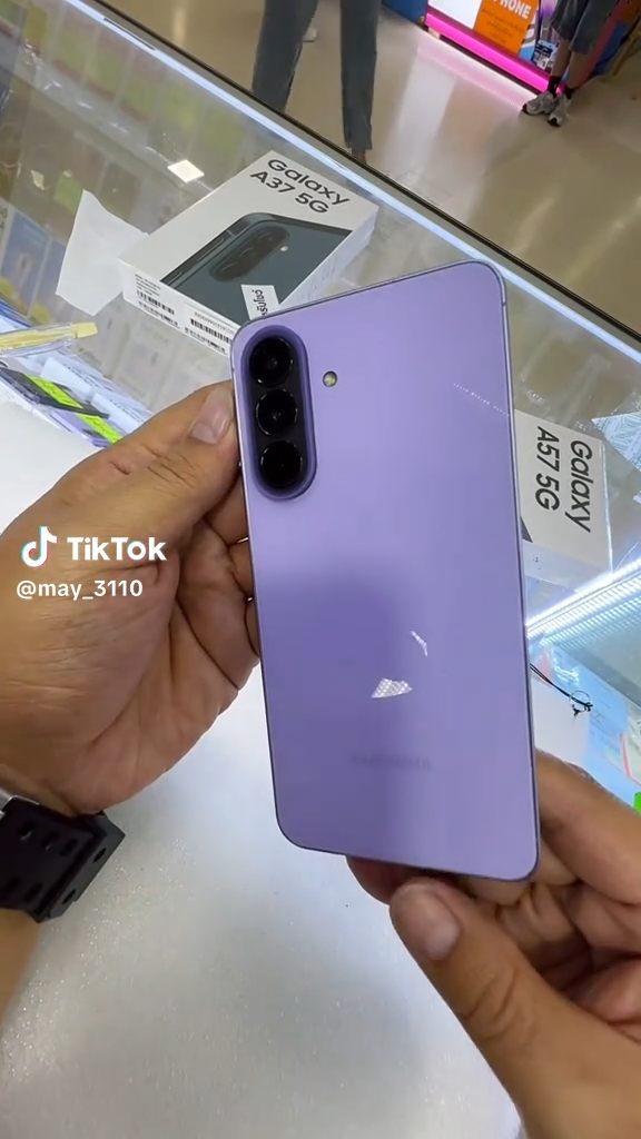    В сети появилось видео с распаковкой неанонсированных Samsung Galaxy A37 и A57
