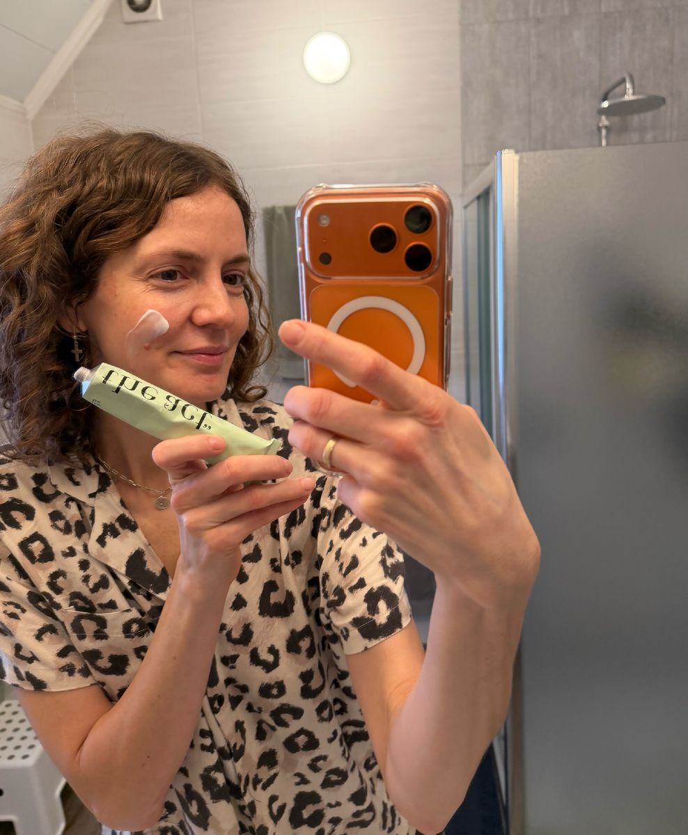 Взала его с собой в поездку в Манжерок, где сейчас и нахожусь) 