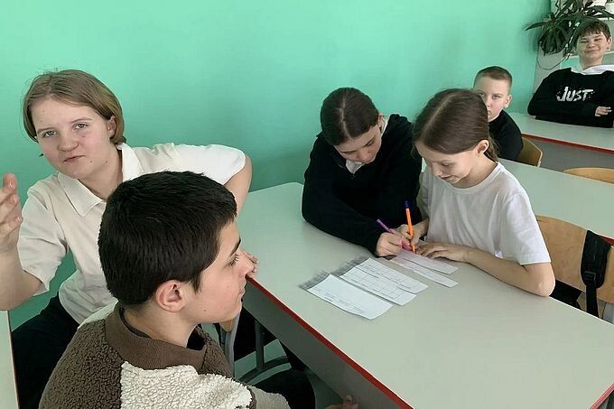 Ученики выполняют задания игры