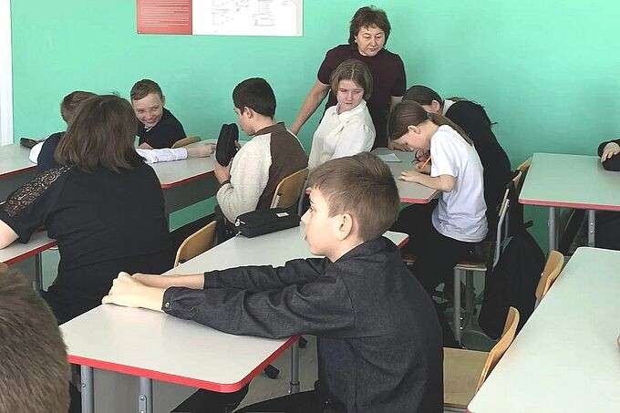 Шуйская Ольга Петровна наблюдает за выполнением задания