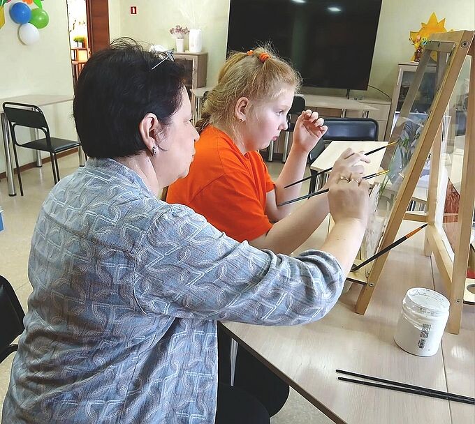 Девочка рисует на прозрачном мольберте под руководством Некрасовой Татьяны Николаевны