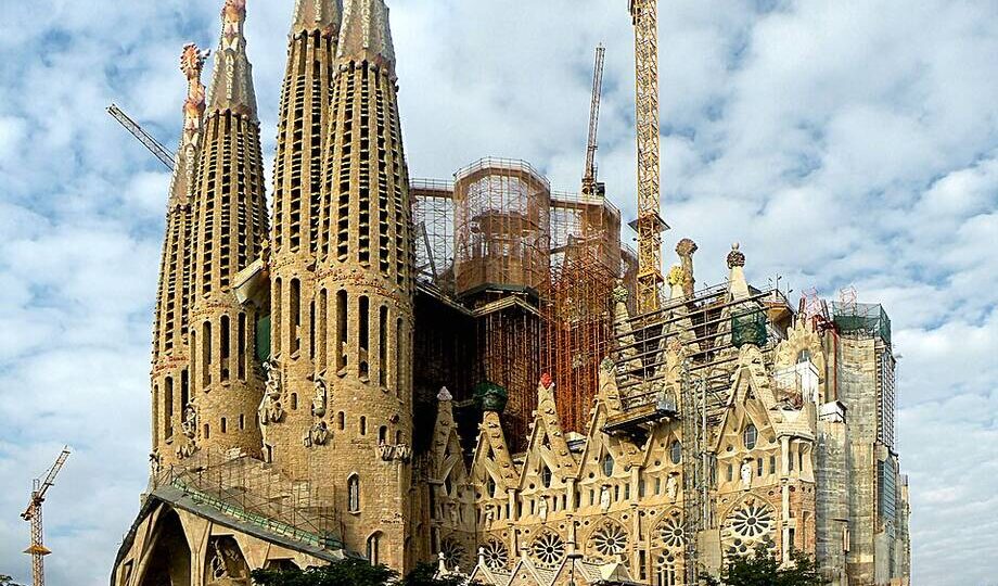 Видео: на башню собора Святого Семейства установили последний элемент ― звезду