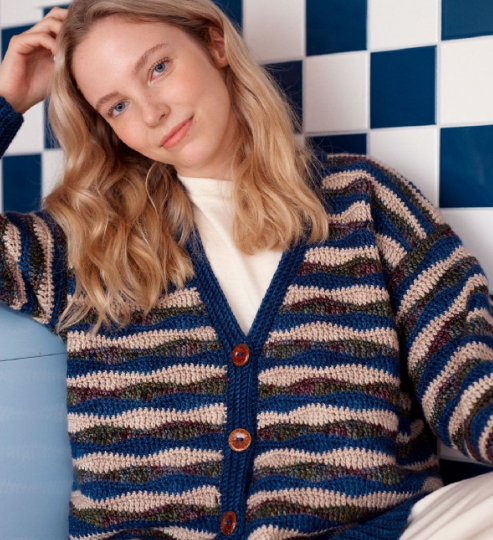 Кардиган на пуговицах крючком = волнистый узор плюс игры цветом