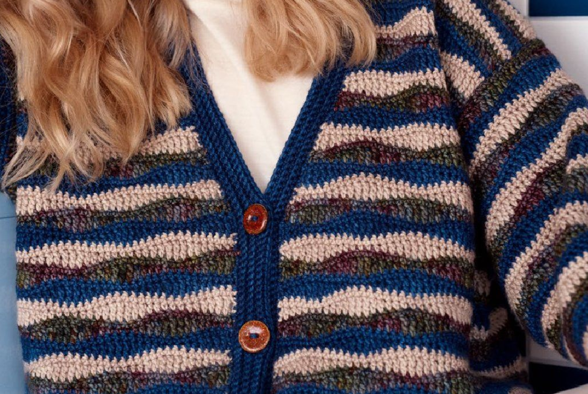 Кардиган на пуговицах с волнистым узором. Увеличение изображения.