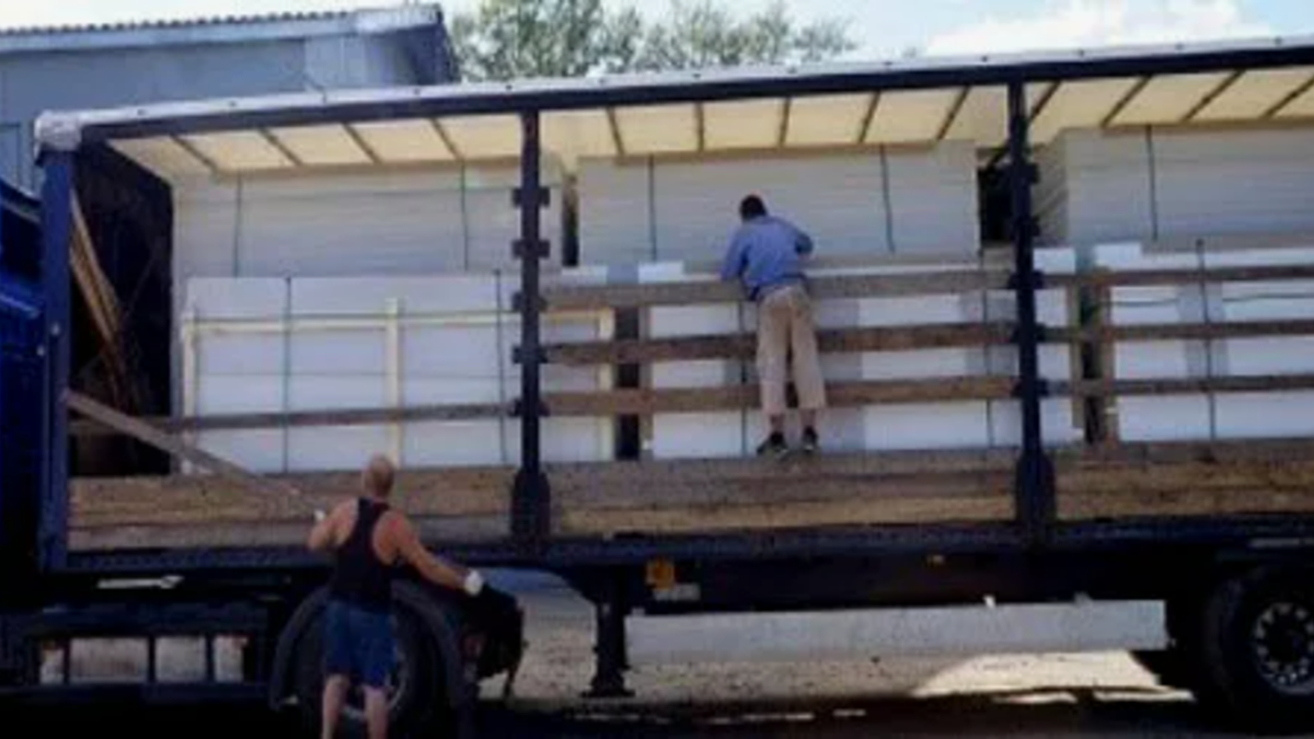 Примерно вот так. Только у нас ещё металлические решётки вдоль всего борта, и их тоже нужно каждый раз при "боковой" загрузке снимать вручную. Водителю редко кто помогает это делать.