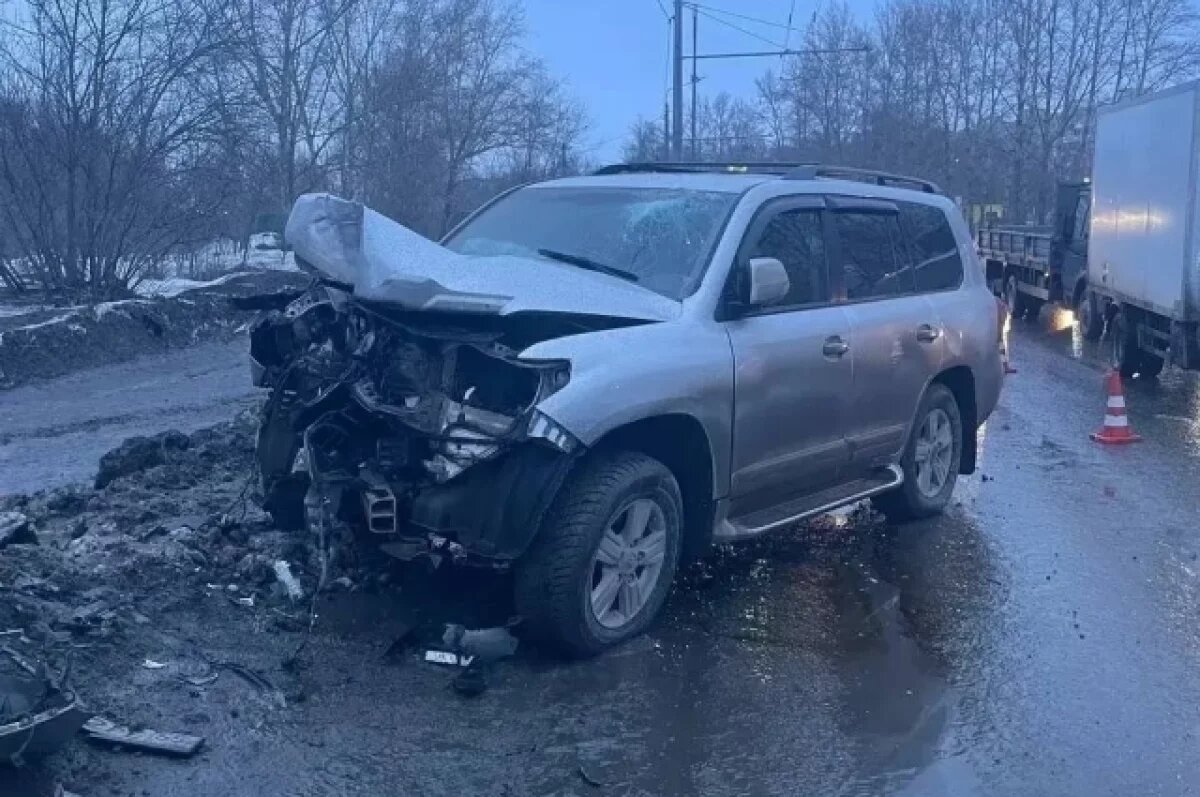    В Омске водитель внедорожника врезался в столб и травмировал двух дочерей