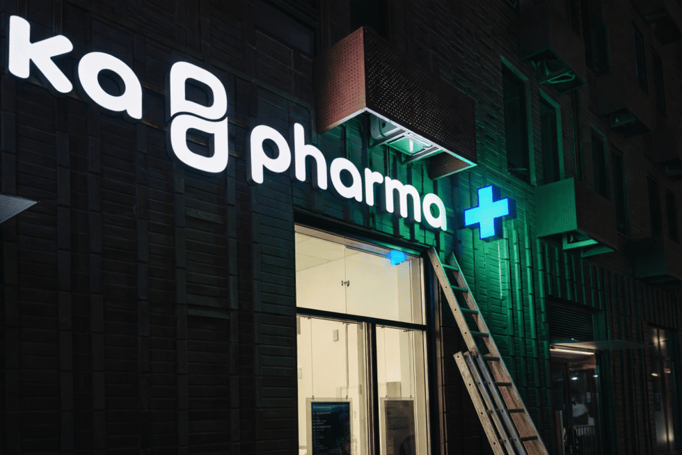 Оформление фасада аптеки: световые буквы и крест