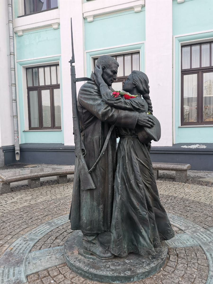 Памятник «Прощание славянки»