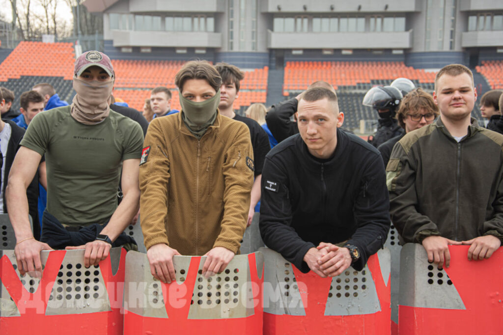 Молодежные активисты взяли в руки щиты «Беркута» /Фото: Давид ХуджецМолодежные активисты взяли в руки щиты «Беркута» /Фото: Давид Худжец