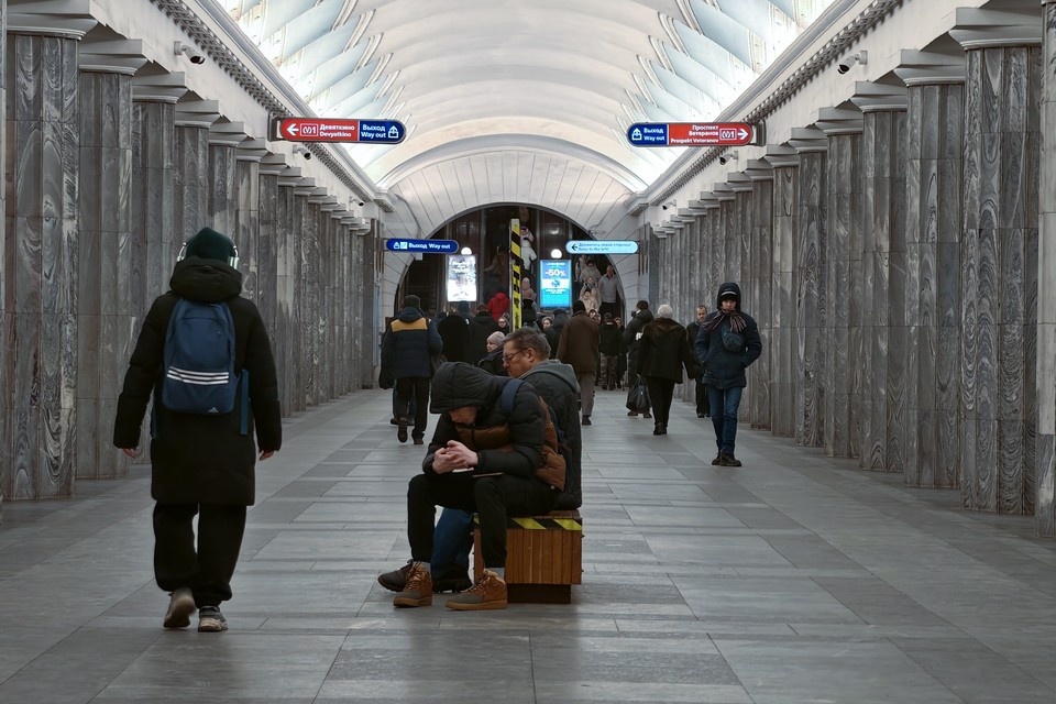    На время ремонта вход в вестибюль ограничивали по утрам и вечерам в часы пик. Алексей БУЛАТОВ