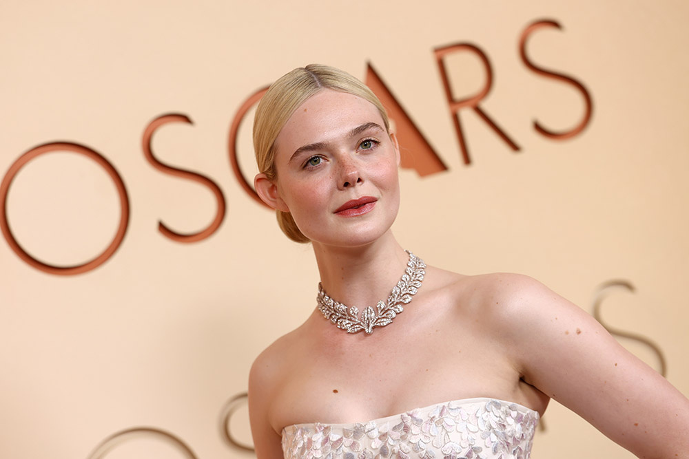 Эль Фаннинг Артуро Холмс/Getty Images. Источник: https://www.hollywoodreporter.com/lifestyle/style/oscars-2026-nights-best-blingiest-jewelry-1236534747/
