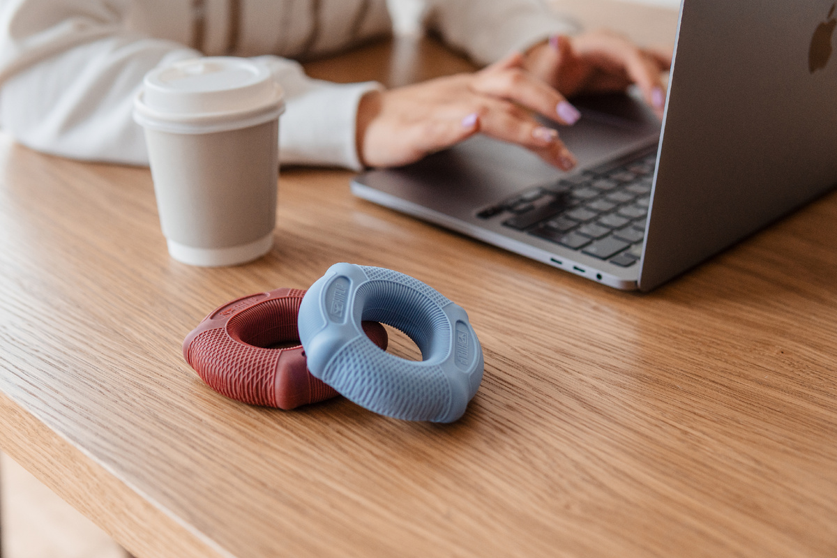 Кистевой эспандер - простое решение для здоровья рук в офисе