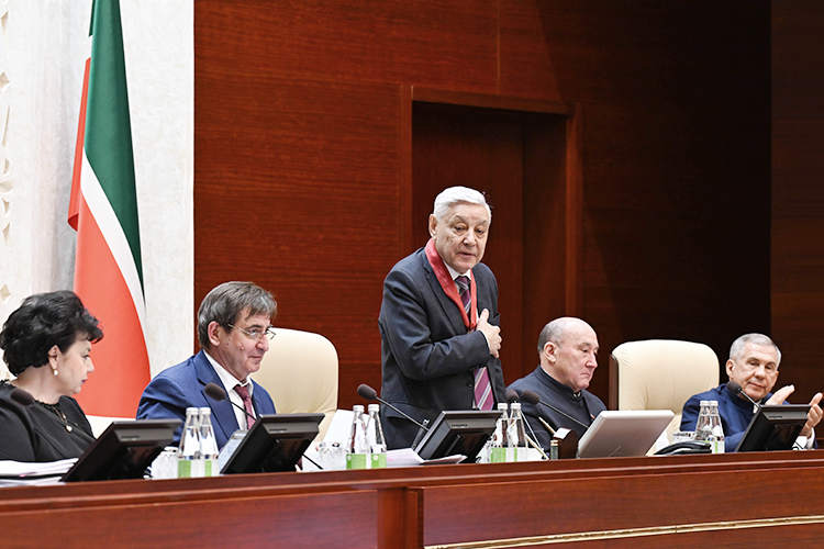    Добровольная отставка председателя Госсовета РТ Фарида Мухаметшина тянет на политическое событие года. По сути, республика расстается с последней символической фигурой, олицетворяющей события 1990-х, с живым памятником суверенитету Татарстана.   
Фото: rais.tatarstan.ru