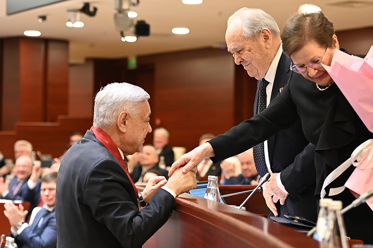    Уйди Мухаметшин из большой политики лет 10–15 назад, как это сделал Минтимер Шаймиев, он все равно запомнился бы глыбой, но без шлейфа возрастных чудачеств.   
Фото:  gossov.tatarstan.ru