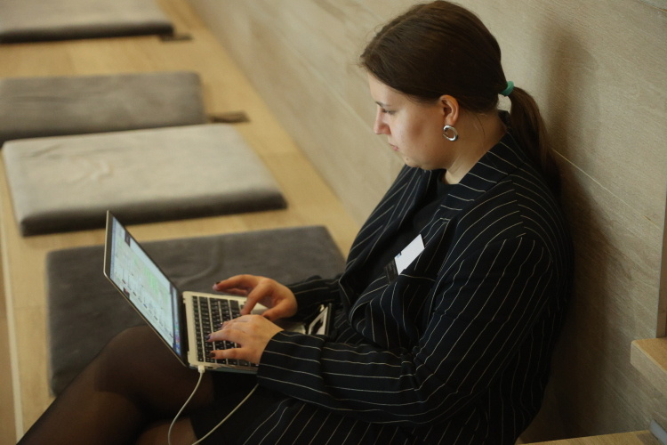    С ИИ копирайтер не пишет с нуля, а собирает фактуру, генерирует структуру и правит стиль — 36 минут вместо четырех часов. Подписка на ChatGPT и Midjourney стоит около 3 тыс. рублей. В итоге час «мозговой силы» обходится в 127,5 рубля против 750 вручную, себестоимость контента падает в 5,8 раза.   
Фото: «БИЗНЕС Online»