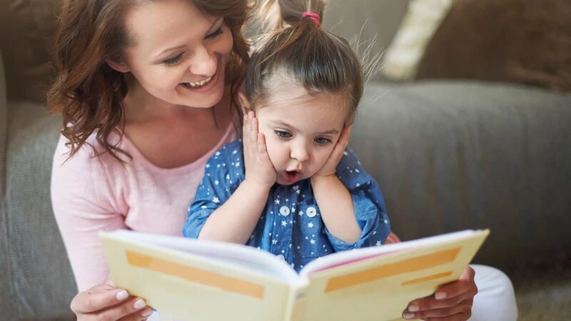     Чтение с ребёнком. freepik.com/gpointstudio