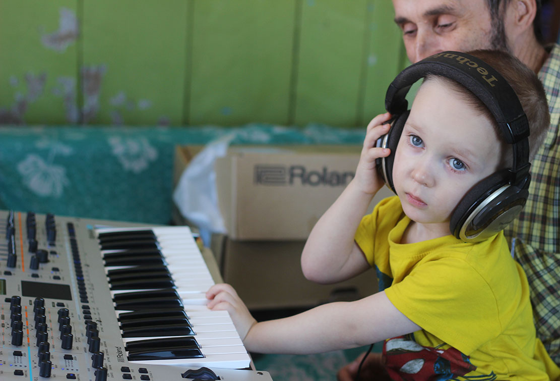 Василий Васильевич тестирует папин "титизатор". Говорит: роботы музыку играют.