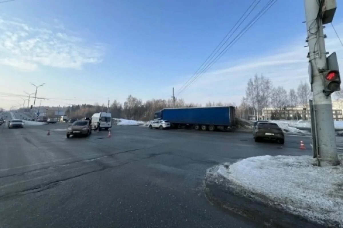    Четыре человека получили травмы при столкновении легковушек в Ижевске