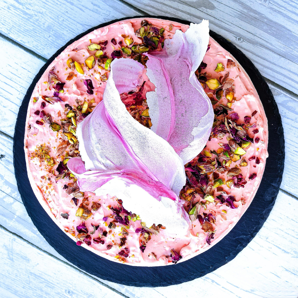 «Я долго подбирал баланс в этом торте. Не хотел делать его просто “красивым”. В итоге получился вкус, к которому возвращаются.» 