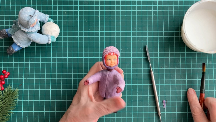 Козырек шапки закрепляем горячим клеем.