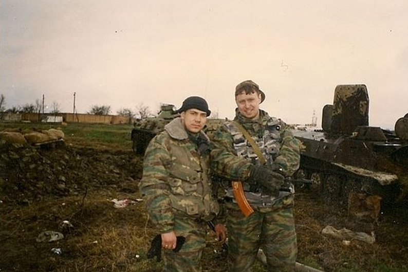 Я и Серега. Чечня. Аргун. 1996 год. 