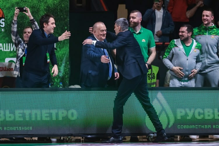   Перасович поздравляет Евгения Богачёва с чемпионством в 2023 году.   
Фото: «БИЗНЕС Online»