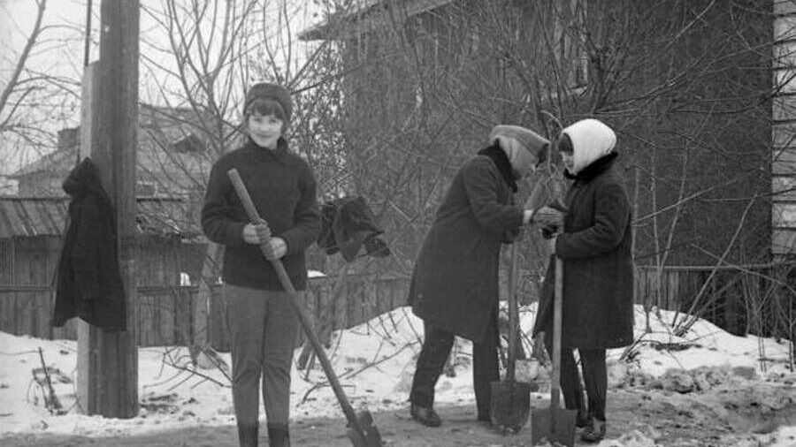    Весенний субботник на улице Бориса Богаткова   nsk-kraeved.ru