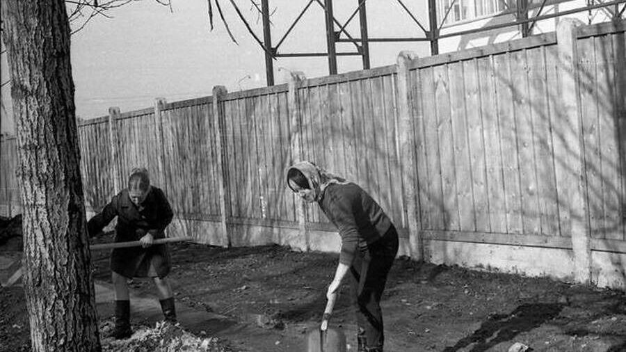    Работники фабрики «Северянка» наводят порядок около забора своего предприятия   nsk-kraeved.ru