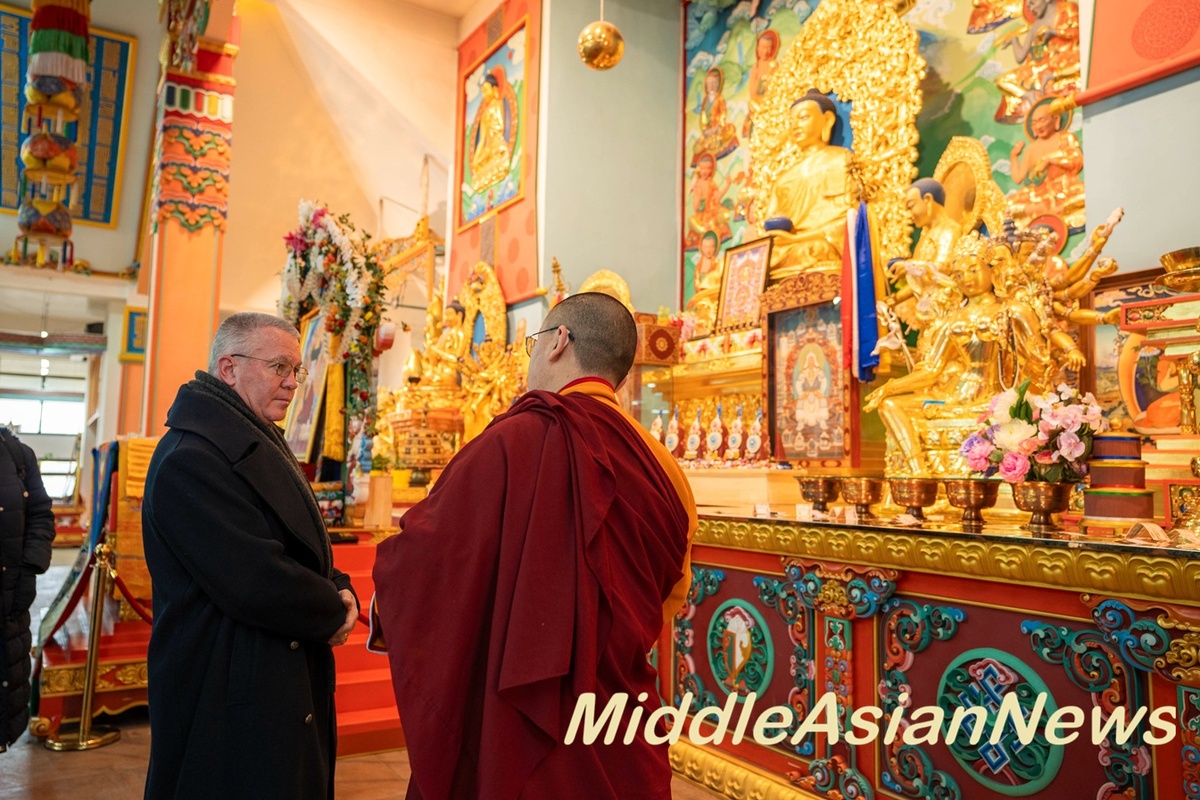Майкл Джордж ДеСомбр посетил крупнейший буддийский монастырь Гандантэгчинлен