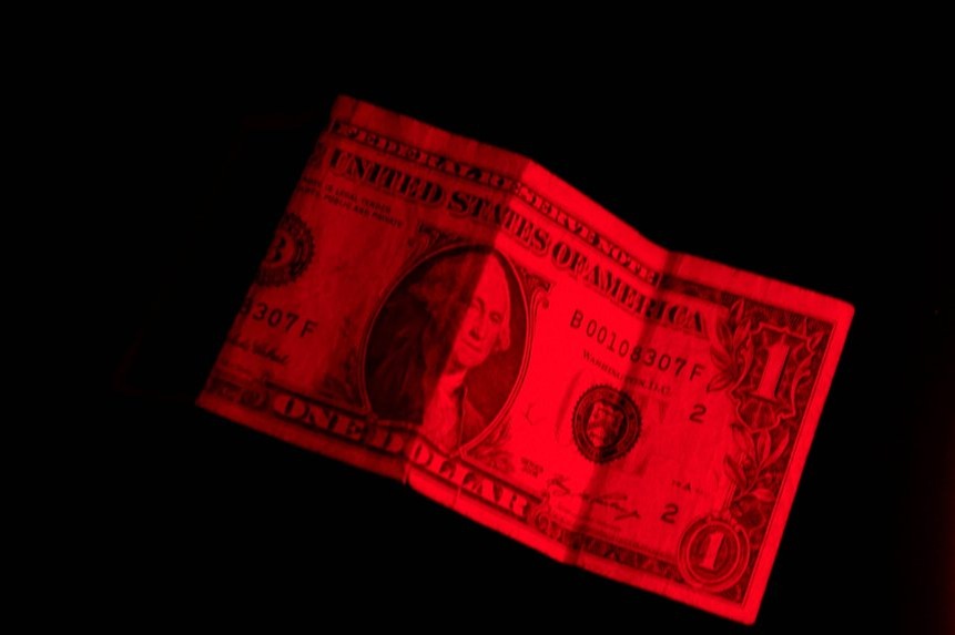 Доллар США в красном цвете Zuma\TASS