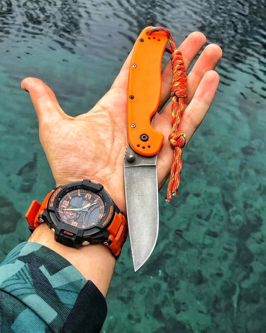 При разработке Casio G-Shock учитываются род деятельности будущих владельцев и обстановка, в которой окажутся часы. Модель GA-1000-4A — не исключение, часы предназначены для авиации, работы в воздухе