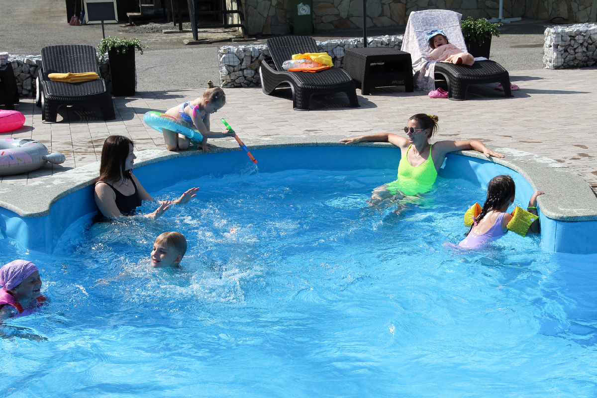 Зона гидромассажа в большом бассейне у гостиницы