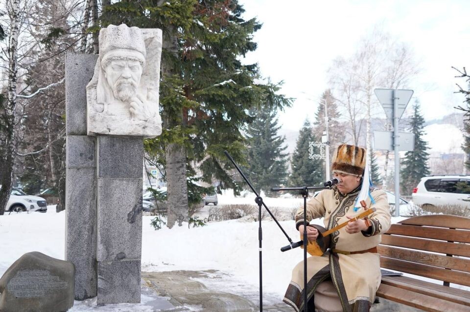    В Горно-Алтайске почтили память сказителя Николая Улагашева. Источник: altai-republic.ru