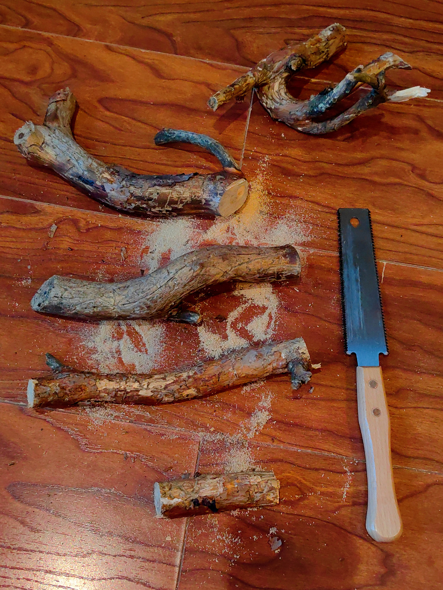 Процесс распиливания деревяшек