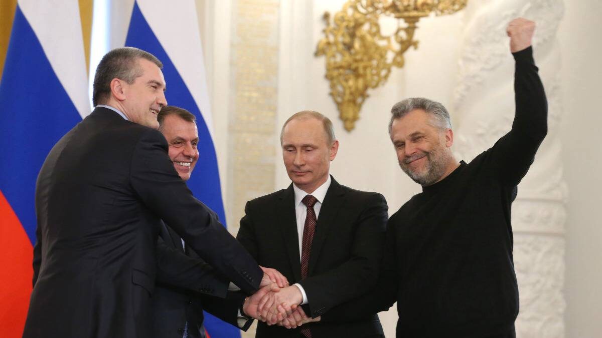    Президент России Владимир Путин во время подписания Договора между Российской Федерацией и Республикой Крым. На фото также Сергей Аксенов, Владимир Константинов, Алексей Чалый / Фото: Екатерина Штукина / РИА Новости