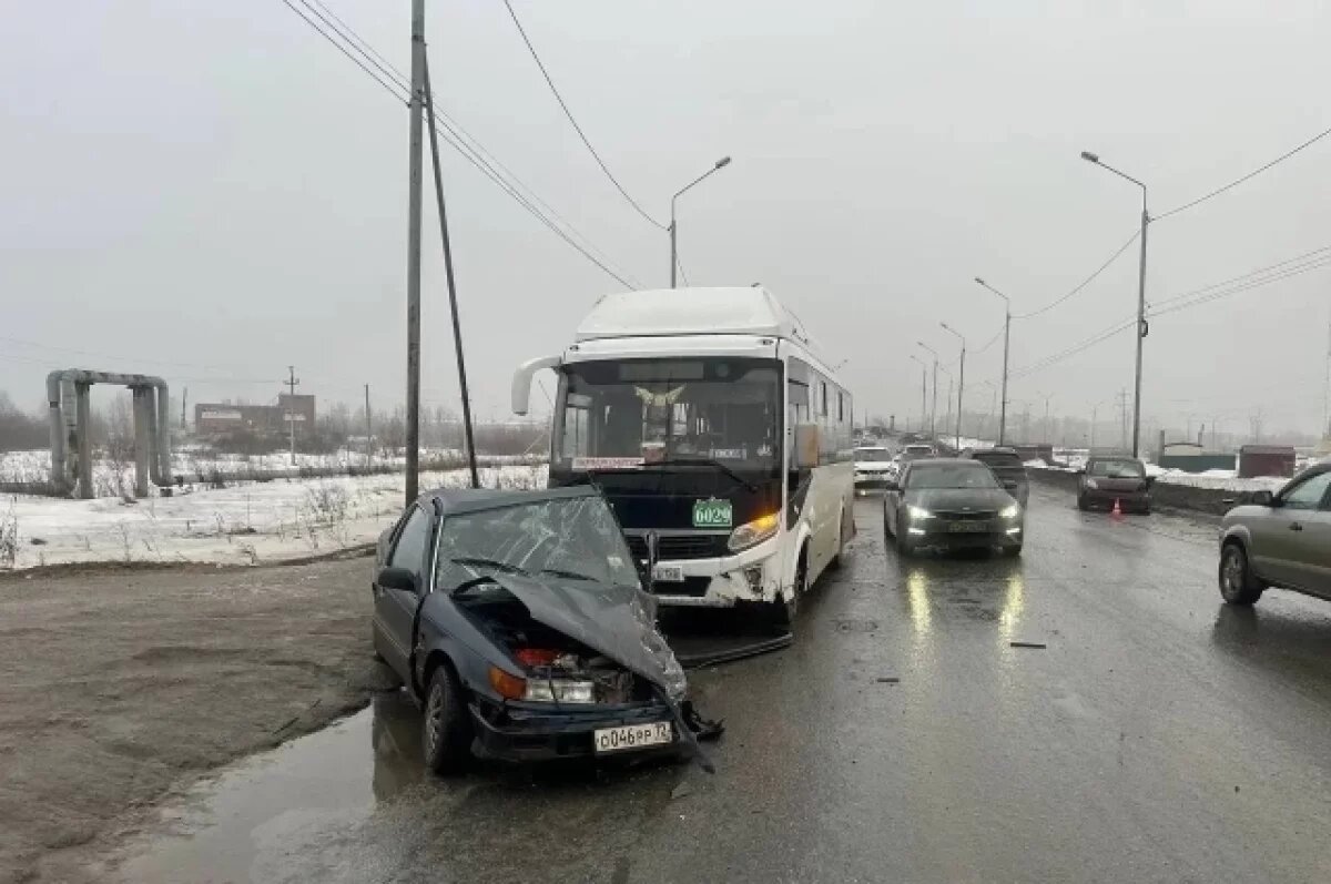    В Омске водитель вылетел на встречку и устроил массовое ДТП с автобусом