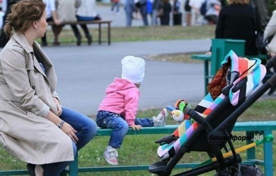     "Өстәлне себереп кенә төшерде..."