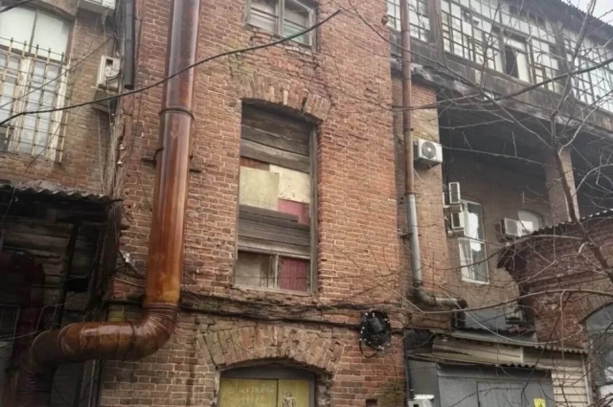    В Астрахани власти не замечают рушащегося дома в переулке Театральном