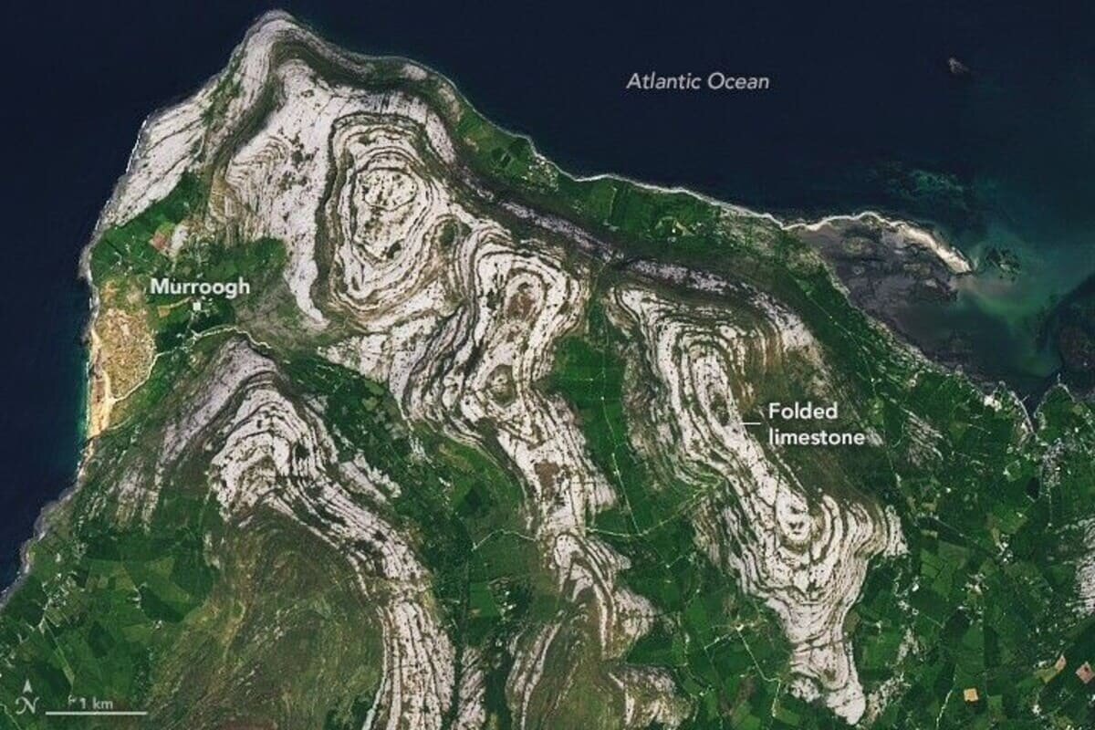    Спутники запечатлели плато, сформировавшееся около 325 миллионов лет назад / © NASA Earth Observatory