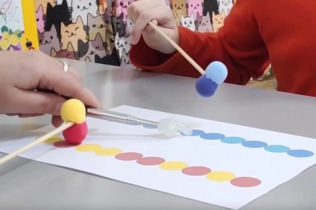    Максим Рытов не говорит, но учится общаться альтернативными способами коммуникации Фото: Дети планеты Земля