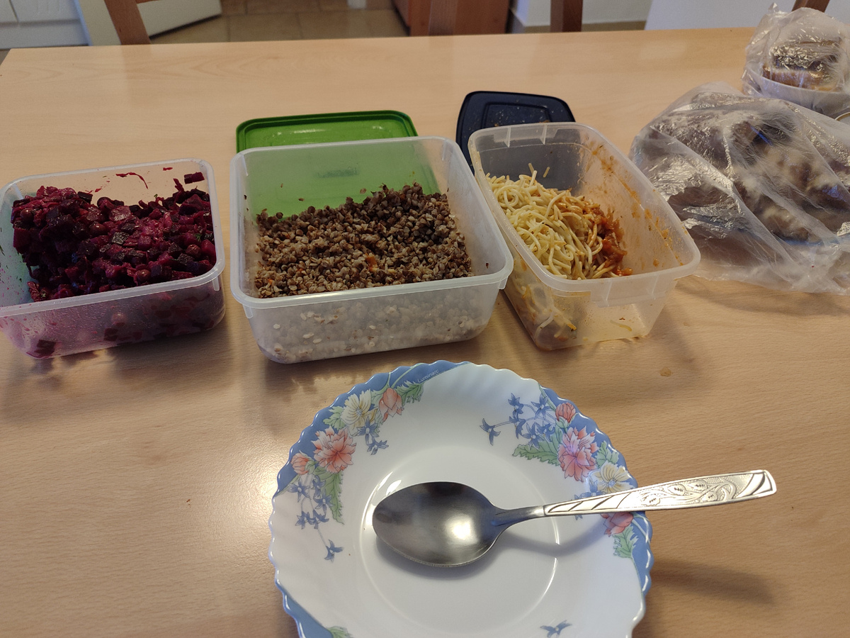 Трапеза, которую предлагает матушка в паломнической гостинице. А еще чай, пряники, конфеты...