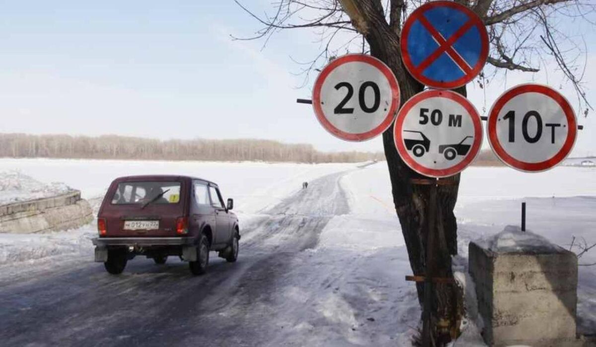     Машина едет через ледовую переправу. Источник: ufa.kp.ru Автор фото: Олег Укладов