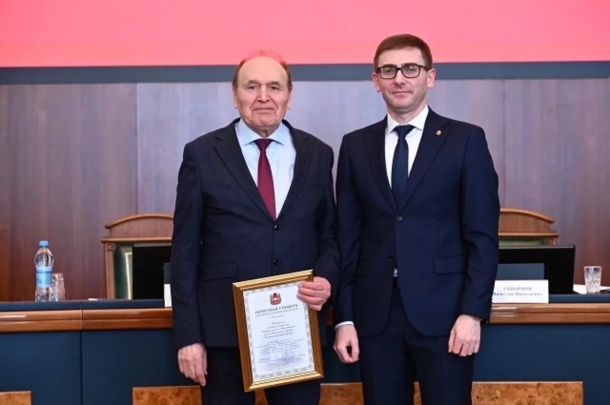    Почётную грамоту главы региона Вячеславу Скворцову вручил вице-губернатор Роман Воллерт.