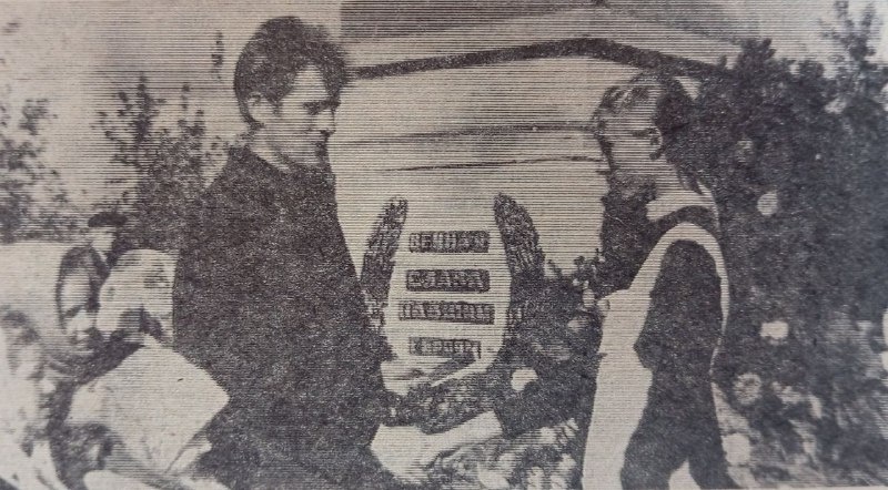 Вручение комсомольских билетов у памятника