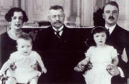 Князь Луи III, его дочь с мужем и их дети: принцесса Антуанетта и будущий князь Ренье III. 
