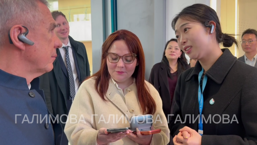 Минниханову презентовали в Китае наушник-переводчик, понимающий 80 языков