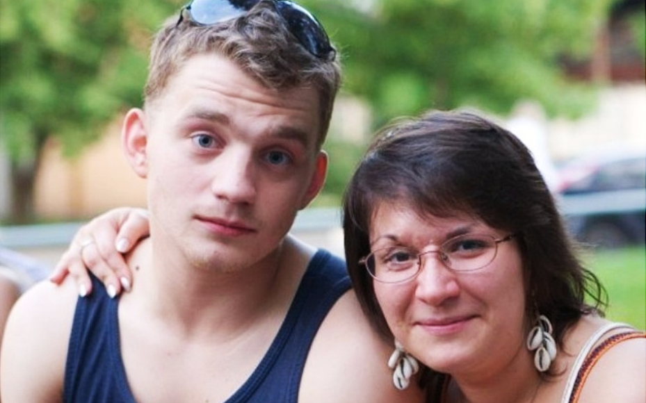 на фото Алексей Демидов с мамой 